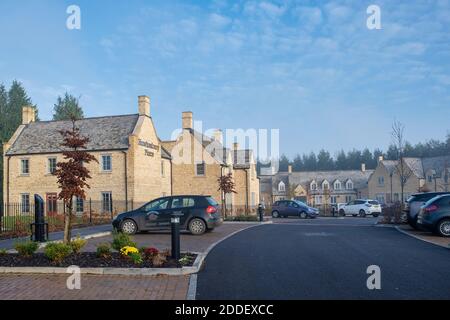 Hawkesbury place de nouvelles maisons de retraite dans la brume d'automne. Stow on the wold, Cotswolds, Gloucestershire, Angleterre Banque D'Images