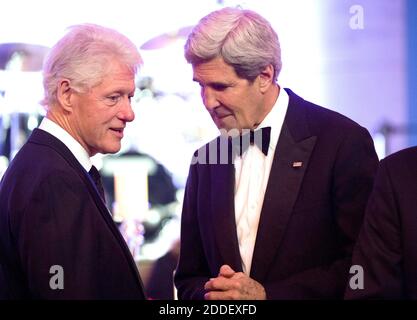 L'ancien président des États-Unis Bill Clinton (L) s'entretient avec le secrétaire d'État des États-Unis John Kerry lors d'un dîner pour les lauréats de la Médaille de la liberté au Smithsonian National Museum of American History le 20 novembre 2013 à Washington, D.C.Credit: Kevin Dietsch / Pool via CNP /MediaPunch Banque D'Images