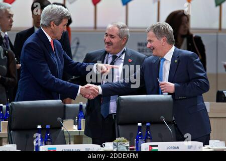 Le secrétaire d'État des États-Unis, John Kerry, à gauche, s'entretient avec Sauli Niinisto, président de la Finlande, à droite, et Nasser Judeh, ministre des Affaires étrangères de la Jordanie, centre, lors d'une séance de clôture au Sommet sur la sécurité nucléaire à Washington, D.C., aux États-Unis, le vendredi 1er avril 2016. Après une vague d'attaques terroristes de l'Europe vers l'Afrique, le président américain Barack Obama ralliera le soutien international au cours du sommet pour un effort visant à empêcher l'État islamique et des groupes similaires d'obtenir des matières nucléaires et d'autres armes de destruction massive. Crédit: Andrew Harrer / Pool via CNP /MediaPunch Banque D'Images