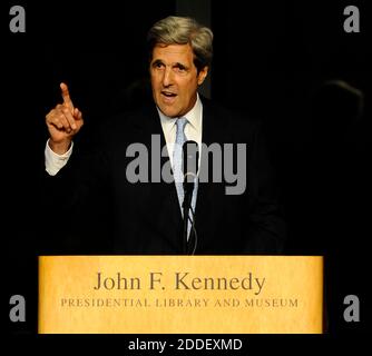 Boston, ma - le 28 août 2009 -- le sénateur des États-Unis John Kerry Democrat du Massachusetts) parle lors de la célébration de la vie Memorial Service pour le sénateur Edward Kennedy à la bibliothèque John F. Kennedy à Boston, Massachusetts, États-Unis le 28 août 2009. Le sénateur Edward Kennedy, 77 ans, est décédé le 25 août 2009 après une bataille de 14 mois contre le cancer du cerveau..Credit: CJ Gunther - Pool via CNP /MediaPunch Banque D'Images