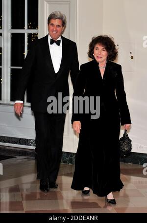 Le sénateur américain John Kerry (démocrate du Massachusetts) et Teresa Heinz Kerry arrivent pour le dîner d'État en l'honneur du président chinois Hu Jintao à la Maison Blanche à Washington, D.C., le mercredi 19 janvier 2011. .Credit: Ron Sachs / CNP.(RESTRICTION: PAS de journaux ou journaux New York ou New Jersey dans un rayon de 75 miles de la ville de New York) /MediaPunch Banque D'Images