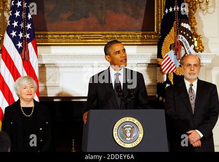 Le président des États-Unis Barack Obama (C) annonce son intention de nommer Janet Yellen (L) à la présidence du Conseil des gouverneurs du système de la Réserve fédérale pour remplacer l'actuel président DE LA FED Ben Bernanke (R) dans la salle à manger de l'État de la Maison Blanche à Washington DC, États-Unis, 09 octobre 2013. Dr. Yellen sera la première femme à diriger la banque centrale dans ses 100 ans d'histoire.Credit: Aude Guerrucci / Pool via CNP /MediaPunch Banque D'Images