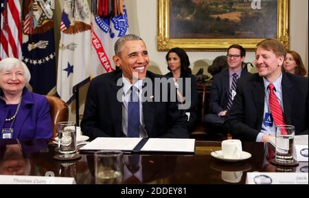 LE président AMÉRICAIN Barack Obama s’adresse à la presse à l’issue d’une réunion avec les régulateurs financiers afin de recevoir une mise à jour sur les progrès réalisés dans la mise en œuvre de la réforme de Wall Street, tandis que Janet Yellen (L), présidente du Conseil des gouverneurs de la Réserve fédérale, Et Richard Cordray (R) Directeur, Bureau de la protection financière des consommateurs, écoutez, dans la salle Roosevelt de la Maison Blanche, à Washington, DC, le 7 mars 2016. Credit: Aude Guerrucci / Pool via CNP /MediaPunch Banque D'Images