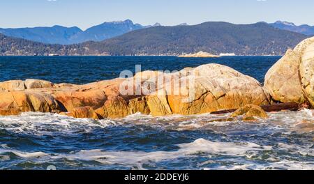 Paysage marin du rivage rocheux et des vagues de l'océan dans le parc West Vancouver (Colombie-Britannique)/Canada. Mise au point sélective, photo de voyage, personne. Banque D'Images