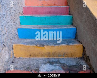 Escaliers aux couleurs vives portés au fil du temps par les pas de Valparaiso Chili Banque D'Images