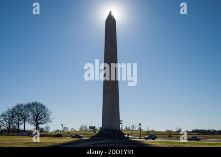 Washington Monument et le soleil jette une ombre sur un ciel bleu clair jour Banque D'Images