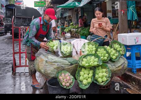 Fleurs de Lotus au Pak Klong Talaat, un marché aux fleurs, aux fruits et aux légumes à Bangkok, en Thaïlande; les fleurs de lotus sont considérées comme des symboles du Bouddha Banque D'Images