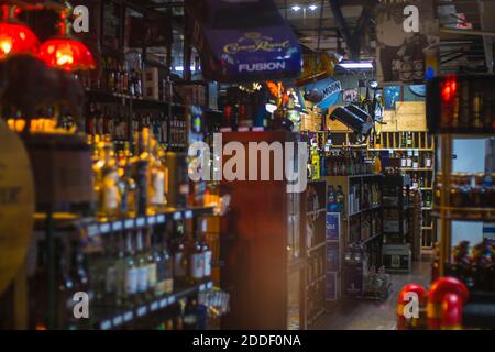 Augusta, GA USA - 11 22 20: Intérieur d'un magasin de spiritueux la nuit Banque D'Images