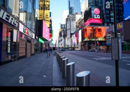 NEW YORK, NY - 2 NOVEMBRE : vue sur la rue, vue sur le nord de Times Square. A embarqué dans les magasins, en prévision du pillage en réponse à l'élection présidentielle Banque D'Images