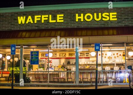 Augusta, GA USA - 11 22 20: Waffle House de nuit extérieur et intérieur Banque D'Images