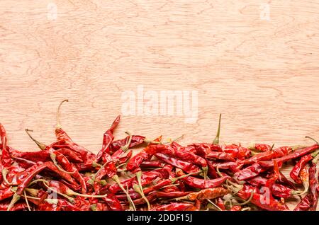 piment rouge séché sur fond de bois Banque D'Images