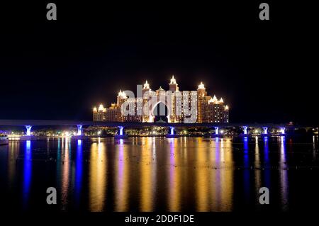 Vue sur l'Atlantis Hotel avec une résection colorée sur l'eau depuis la Pointe Palm Jumeirah. Dubaï - Émirats arabes Unis. 13 novembre 2020. Banque D'Images