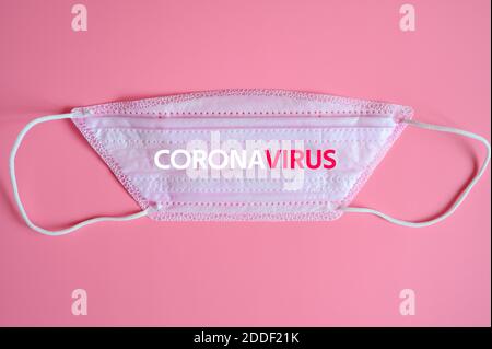 Protection médicale jetable masque rose avec TEXTE DU CORONAVIRUS. Concept de protection de l'éclosion Nouveau dangereux 2019-nCoV virus de la grippe, muté Banque D'Images