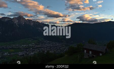 Belle vue panoramique sur la ville de Lienz au Tyrol, Autriche situé dans la vallée dans les montagnes alpines (Alpes de Gailtal) après le coucher du soleil au crépuscule. Banque D'Images