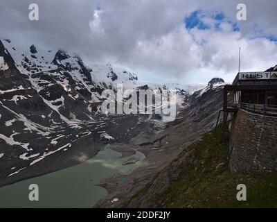 Magnifique vue panoramique sur le glacier de Pasterze et les majestueuses montagnes de Großglockner depuis le point de vue de Kaiser-Franz-Josefs-Höhe. Banque D'Images