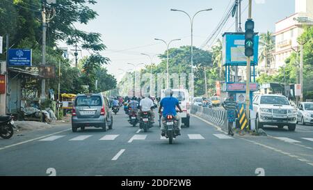 Trafic intense à Thiruvanmiyur le dimanche soir. Banque D'Images