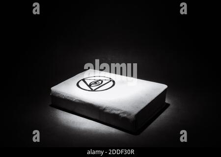 Livre magique blanc jn fond noir Banque D'Images