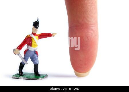 Photo de la figurine d'un soldat en étain vintage sur fond blanc Banque D'Images