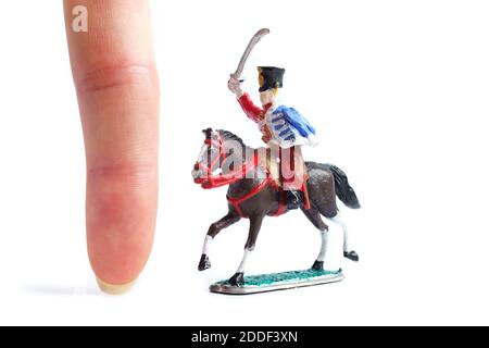 Image d'un soldat en étain avec un cheval sur fond blanc Banque D'Images