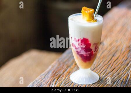 Dessert Halohalo dans un snack à Batangas, Philippines Banque D'Images