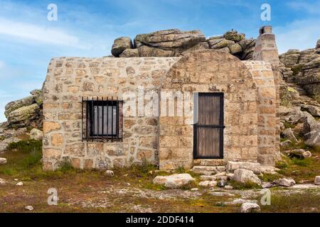 Refuge de montagne à Cueva Valiente. Entre les provinces de Ségovie, Avila et Madrid, Espagne. Dans le parc national de la Sierra de Guadarrama Banque D'Images