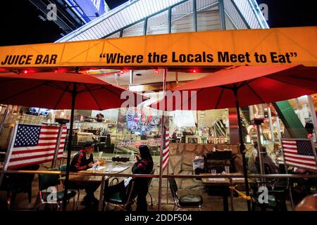 Los Angeles, Californie, États-Unis. 24 novembre 2020. Les clients s'assoient à l'extérieur pour dîner à Mell's Drive-In sur Sunset Boulevard pendant la pandémie du coronavirus à West Hollywood, en Californie, le mardi 24 novembre 2020. Dimanche, les responsables de la santé publique du comté de Los Angeles ont annoncé qu'ils suspendront leurs repas à l'extérieur dans les restaurants en raison d'une augmentation des nouveaux cas de coronavirus.la nouvelle règle entrera en vigueur à 10 h mercredi et limitera les restaurants ainsi que les brasseries. Caves de vinification et bars à emporter et à livrer pour la première fois depuis mai. Crédit: Ringo Chiu/ZUMA Wire/Alay Live News Banque D'Images