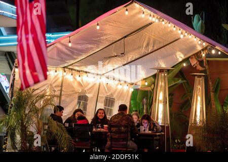 Los Angeles, Californie, États-Unis. 24 novembre 2020. Les clients s'assoient à l'extérieur pour dîner à Mell's Drive-In sur Sunset Boulevard pendant la pandémie du coronavirus à West Hollywood, en Californie, le mardi 24 novembre 2020. Dimanche, les responsables de la santé publique du comté de Los Angeles ont annoncé qu'ils suspendront leurs repas à l'extérieur dans les restaurants en raison d'une augmentation des nouveaux cas de coronavirus.la nouvelle règle entrera en vigueur à 10 h mercredi et limitera les restaurants ainsi que les brasseries. Caves de vinification et bars à emporter et à livrer pour la première fois depuis mai. Crédit: Ringo Chiu/ZUMA Wire/Alay Live News Banque D'Images