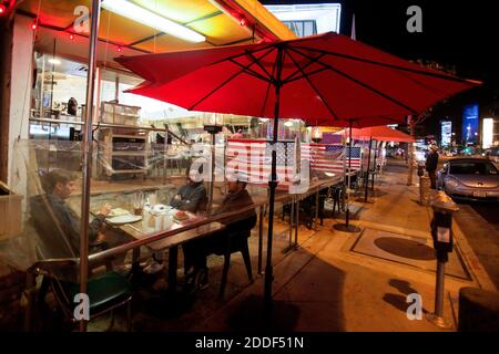 Los Angeles, Californie, États-Unis. 24 novembre 2020. Les clients s'assoient à l'extérieur pour dîner à Mell's Drive-In sur Sunset Boulevard pendant la pandémie du coronavirus à West Hollywood, en Californie, le mardi 24 novembre 2020. Dimanche, les responsables de la santé publique du comté de Los Angeles ont annoncé qu'ils suspendront leurs repas à l'extérieur dans les restaurants en raison d'une augmentation des nouveaux cas de coronavirus.la nouvelle règle entrera en vigueur à 10 h mercredi et limitera les restaurants ainsi que les brasseries. Caves de vinification et bars à emporter et à livrer pour la première fois depuis mai. Crédit: Ringo Chiu/ZUMA Wire/Alay Live News Banque D'Images