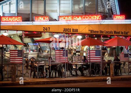 Los Angeles, Californie, États-Unis. 24 novembre 2020. Les clients s'assoient à l'extérieur pour dîner à Mell's Drive-In sur Sunset Boulevard pendant la pandémie du coronavirus à West Hollywood, en Californie, le mardi 24 novembre 2020. Dimanche, les responsables de la santé publique du comté de Los Angeles ont annoncé qu'ils suspendront leurs repas à l'extérieur dans les restaurants en raison d'une augmentation des nouveaux cas de coronavirus.la nouvelle règle entrera en vigueur à 10 h mercredi et limitera les restaurants ainsi que les brasseries. Caves de vinification et bars à emporter et à livrer pour la première fois depuis mai. Crédit: Ringo Chiu/ZUMA Wire/Alay Live News Banque D'Images