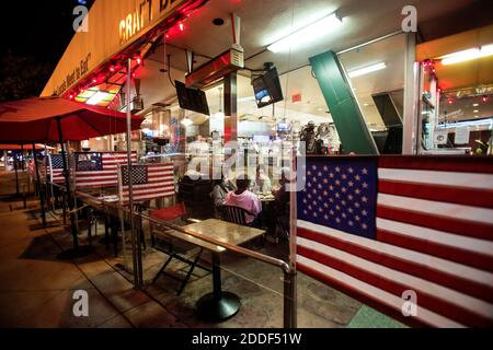 Los Angeles, Californie, États-Unis. 24 novembre 2020. Les clients s'assoient à l'extérieur pour dîner à Mell's Drive-In sur Sunset Boulevard pendant la pandémie du coronavirus à West Hollywood, en Californie, le mardi 24 novembre 2020. Dimanche, les responsables de la santé publique du comté de Los Angeles ont annoncé qu'ils suspendront leurs repas à l'extérieur dans les restaurants en raison d'une augmentation des nouveaux cas de coronavirus.la nouvelle règle entrera en vigueur à 10 h mercredi et limitera les restaurants ainsi que les brasseries. Caves de vinification et bars à emporter et à livrer pour la première fois depuis mai. Crédit: Ringo Chiu/ZUMA Wire/Alay Live News Banque D'Images
