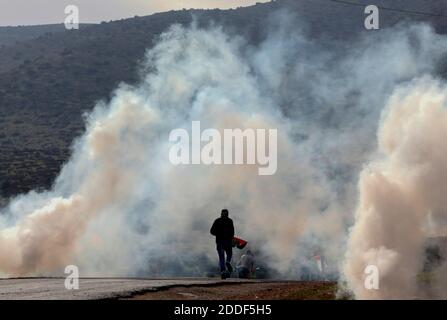 24 novembre 2020 : Tubas, Palestine. 24 novembre 2020. Les troupes israéliennes s'opposent aux manifestants palestiniens par le point de contrôle de Tayasir dans la vallée du nord du Jourdain, près de la ville de Tubas en Cisjordanie. Les Palestiniens protestaient contre les 30 colonies israéliennes dans la vallée du Jourdain et la construction continue d'avant-postes israéliens illégaux dans la région aux dépens des territoires palestiniens. Ils s'opposaient également au plan d'annexion de la vallée du Jourdain par Israël. La vallée du Jourdain comprend environ un tiers de la Cisjordanie, qui est occupée par Israël depuis la guerre arabo-israélienne de 1967 malgré c Banque D'Images