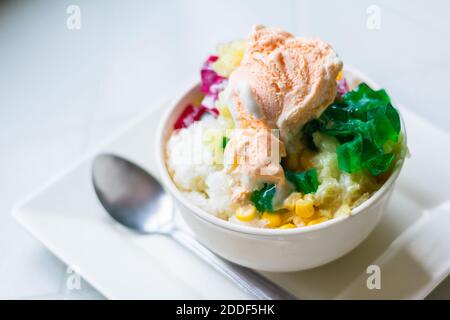 Dessert Halohalo dans un snack à Abra, Philippines Banque D'Images