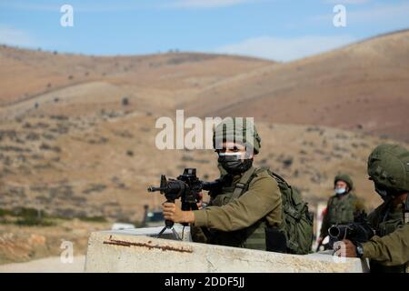 24 novembre 2020 : Tubas, Palestine. 24 novembre 2020. Les troupes israéliennes s'opposent aux manifestants palestiniens par le point de contrôle de Tayasir dans la vallée du nord du Jourdain, près de la ville de Tubas en Cisjordanie. Les Palestiniens protestaient contre les 30 colonies israéliennes dans la vallée du Jourdain et la construction continue d'avant-postes israéliens illégaux dans la région aux dépens des territoires palestiniens. Ils s'opposaient également au plan d'annexion de la vallée du Jourdain par Israël. La vallée du Jourdain comprend environ un tiers de la Cisjordanie, qui est occupée par Israël depuis la guerre arabo-israélienne de 1967 malgré c Banque D'Images