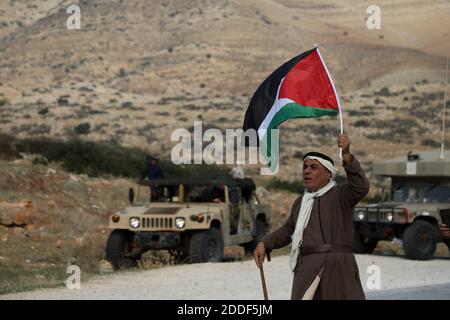 24 novembre 2020 : Tubas, Palestine. 24 novembre 2020. Les troupes israéliennes s'opposent aux manifestants palestiniens par le point de contrôle de Tayasir dans la vallée du nord du Jourdain, près de la ville de Tubas en Cisjordanie. Les Palestiniens protestaient contre les 30 colonies israéliennes dans la vallée du Jourdain et la construction continue d'avant-postes israéliens illégaux dans la région aux dépens des territoires palestiniens. Ils s'opposaient également au plan d'annexion de la vallée du Jourdain par Israël. La vallée du Jourdain comprend environ un tiers de la Cisjordanie, qui est occupée par Israël depuis la guerre arabo-israélienne de 1967 malgré c Banque D'Images