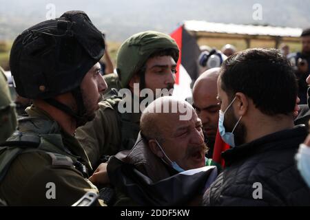 24 novembre 2020 : Tubas, Palestine. 24 novembre 2020. Les troupes israéliennes s'opposent aux manifestants palestiniens par le point de contrôle de Tayasir dans la vallée du nord du Jourdain, près de la ville de Tubas en Cisjordanie. Les Palestiniens protestaient contre les 30 colonies israéliennes dans la vallée du Jourdain et la construction continue d'avant-postes israéliens illégaux dans la région aux dépens des territoires palestiniens. Ils s'opposaient également au plan d'annexion de la vallée du Jourdain par Israël. La vallée du Jourdain comprend environ un tiers de la Cisjordanie, qui est occupée par Israël depuis la guerre arabo-israélienne de 1967 malgré c Banque D'Images