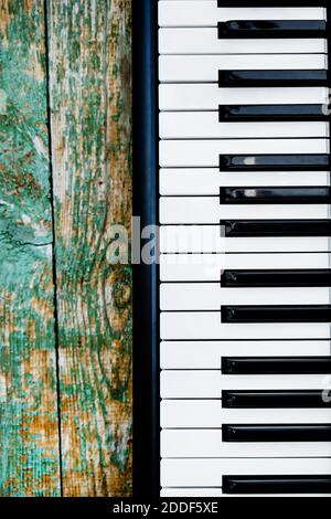 Clavier de piano sur l'arrière-plan des anciens planches en bois Banque D'Images