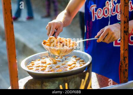 Boulettes de poisson, une nourriture populaire de rue à Iloilo City, Philippines Banque D'Images
