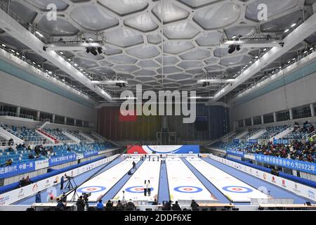 Pékin, Chine. 8 décembre 2019. Photo prise le 8 décembre 2019 montre des spectateurs qui ont assisté au match final des filles de China Junior Curling Open de 2019 au Centre aquatique national (le Cube d'eau) de Beijing, capitale de la Chine. Credit: JU Huanzong/Xinhua/Alamy Live News Banque D'Images