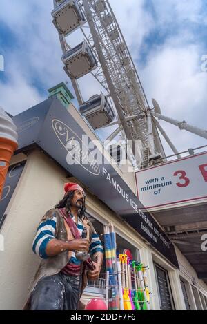 La roue de Brighton, démantelée en 2016 pour la restauration, domine la zone d'amusement près déserte derrière la plage pendant la basse saison d'hiver de 2015. Banque D'Images