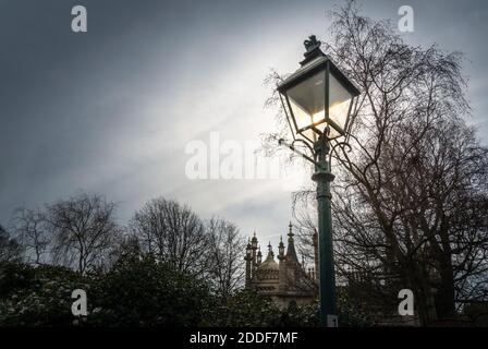 Lumière du soleil d'hiver qui brille à travers le boîtier en verre de l'arrière, créant un effet lumineux. Banque D'Images