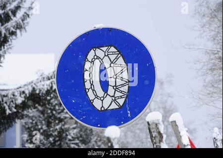 panneau de signalisation de l'obligation de chaîne de neige, sur une route enneigée d'hiver Banque D'Images