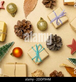 Décoration de Noël et boîtes cadeaux, cônes de pin sur fond marron. flat lay, vue de dessus Banque D'Images