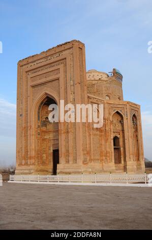 Le mausolée de Torebek Hanim a été construit au XIVe siècle. Mme Torebek est l'épouse d'Emir Timur. Le mausolée est décoré de carreaux. Turkménistan. Banque D'Images