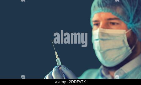 Médecin tenant une seringue de vaccin expérimental pour le virus covid-19 Banque D'Images