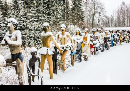 Sculptures de l'artiste autodidacte Veijo Ronkkonen. Paysage d'hiver à Patsaspuisto (forêt mystique). Koitsanlahti, Parikkala, Finlande. Banque D'Images