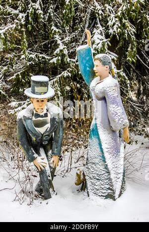 Sculptures de l'artiste autodidacte Veijo Ronkkonen. Paysage d'hiver à Patsaspuisto (forêt mystique). Koitsanlahti, Parikkala, Finlande. Banque D'Images