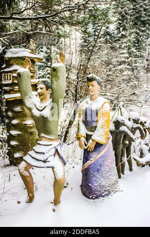 Sculptures de l'artiste autodidacte Veijo Ronkkonen. Paysage d'hiver à Patsaspuisto (forêt mystique). Koitsanlahti, Parikkala, Finlande. Banque D'Images