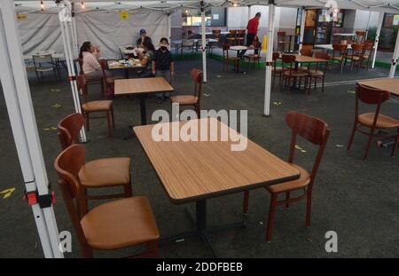 Los Angeles, États-Unis. 24 novembre 2020. Les clients s'assoient dans une salle à manger extérieure dans un parking à l'extérieur d'un restaurant à Los Angeles le mardi 24 novembre 2020. Dans un coup dévastateur à Los Angeles en difficulté restaurant et industrie de l'accueil, L.A. Dimanche, les responsables de la santé publique du comté ont annoncé qu'ils suspendront leurs repas à l'extérieur dans les restaurants en raison d'une recrudescence de nouveaux cas de coronavirus. La restriction restera en place pendant au moins trois semaines. Photo de Jim Ruymen/UPI crédit: UPI/Alay Live News Banque D'Images
