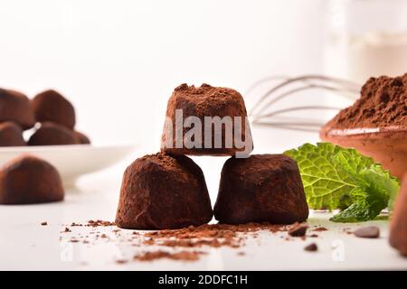 Préparation des truffes au chocolat avec de la poudre de cacao sur le banc de cuisine avec des ingrédients. Vue avant. Composition horizontale. Banque D'Images