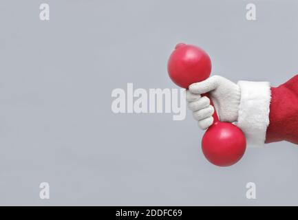 santa tenant rouge dumbbell dans la salle de gym. entraînement de vacances et entraînement après noël selebraation.concept d'offre de réduction sur Noël et le nouvel an. Copier l'espace. Rogner la vue. Banque D'Images